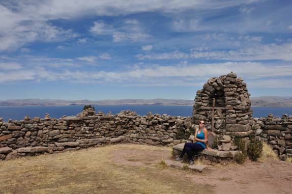 Visitando o santuário no ponto mais alto da Ilha de Taquile, no lago Titicaca, no Peru